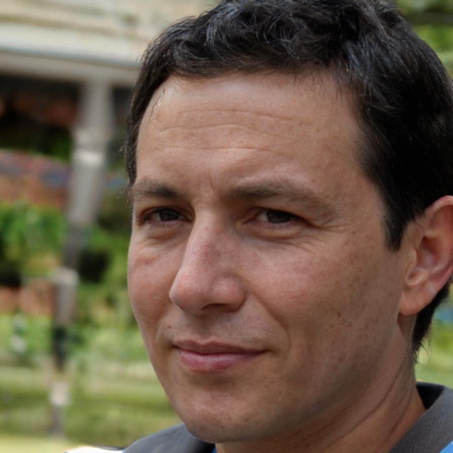 Portrait de Marc Dubois, analyste financier
